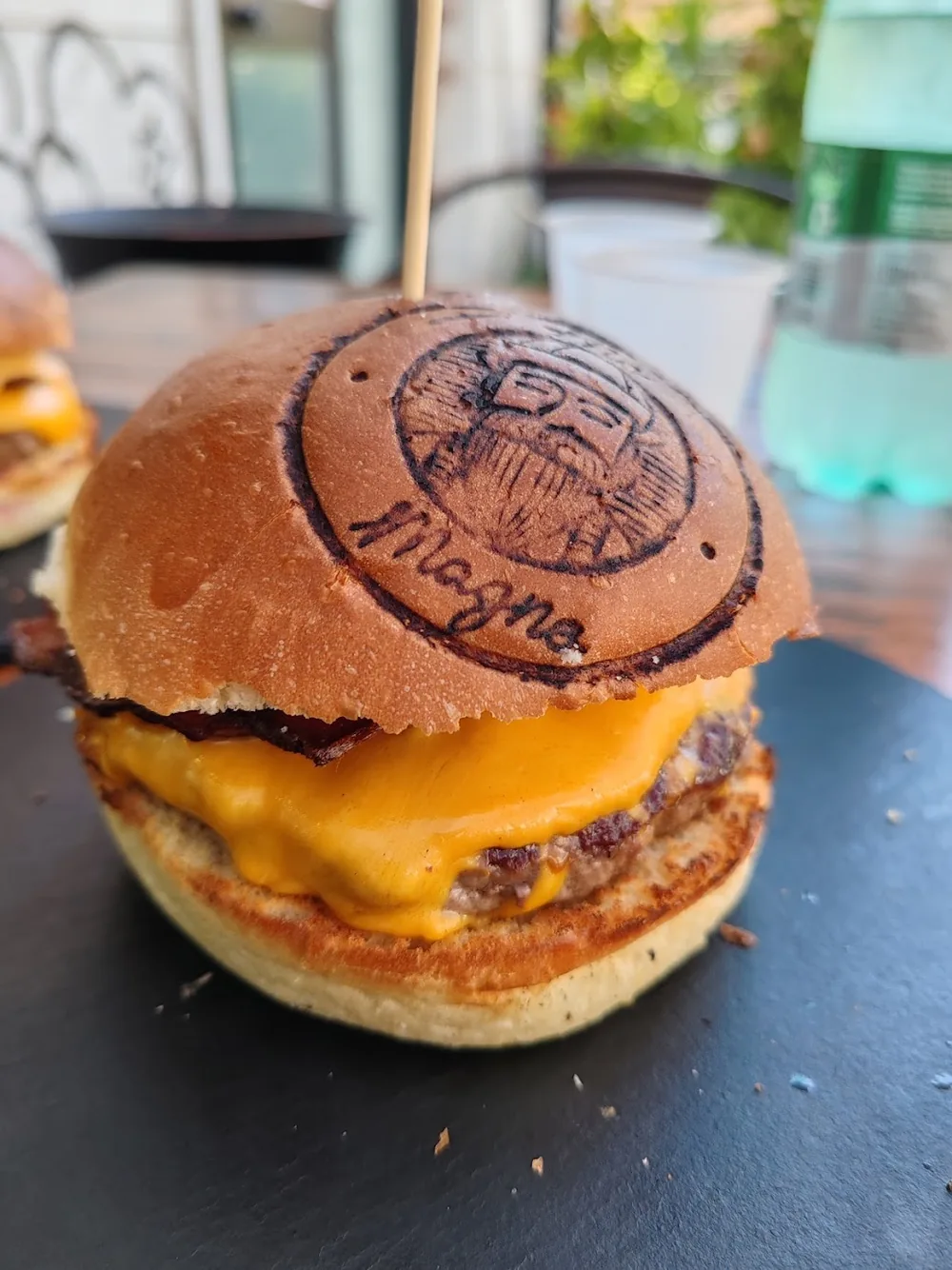 Panino Mo Magno con il marchio a fuoco impresso sul pane