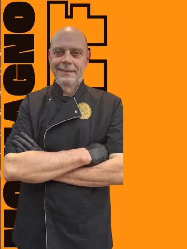 Federico Del Moro in divisa da cuoco, braccia incrociate