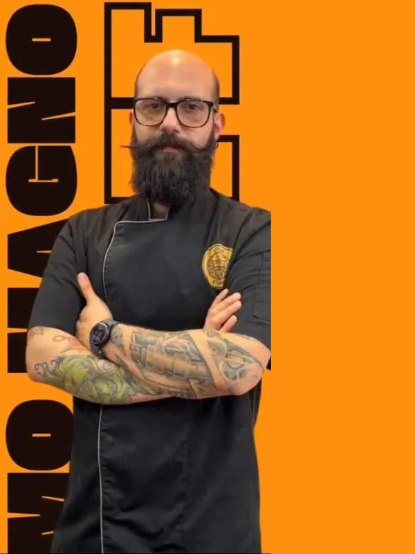 Stefano Del Moro in divisa da cuoco, braccia incrociate